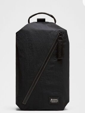 NWT Lululemon Athletica Fast Track Bag 2.0 9L in black color